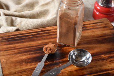 Bir çay kaşığı tarçın baharat tam.