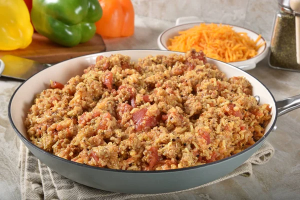 Mieszankę Kiełbasa Ryż Quinoa Pomidory Rondlu Farsz Papryki — Zdjęcie stockowe