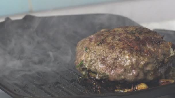 Close Van Een Rookvrije Hamburger Een Grill — Stockvideo