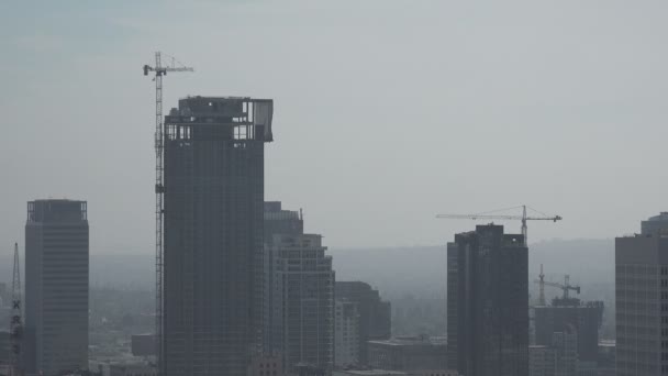 Baukräne Ragen Über Neue Wolkenkratzer Der Innenstadt Von Los Angeles — Stockvideo