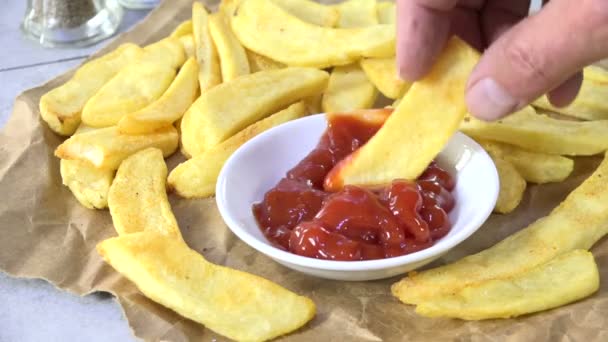 Dunking Pommes Frites Ketchup — Stockvideo