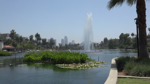 エコー公園の噴水の向こうのロサンゼルスのダウンタウンの美しい景色 — ストック動画
