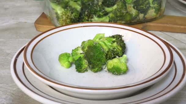 Löffeln Heißen Dampfenden Brokkoli Eine Schüssel — Stockvideo