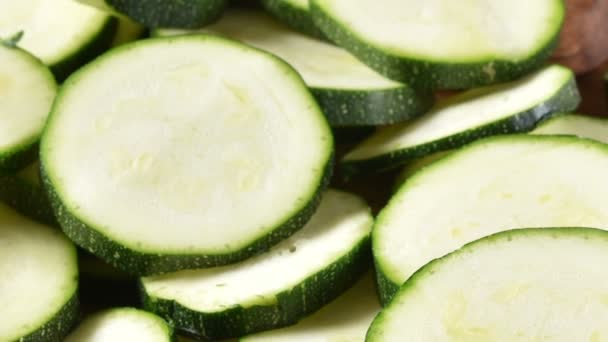 Hoge Hoekmening Van Gesneden Courgette Een Snijplank — Stockvideo