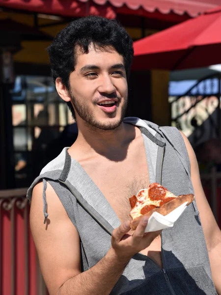 Mutlu Genç Adam Açık Havada Bir Dilim Pizza Yeme — Stok fotoğraf