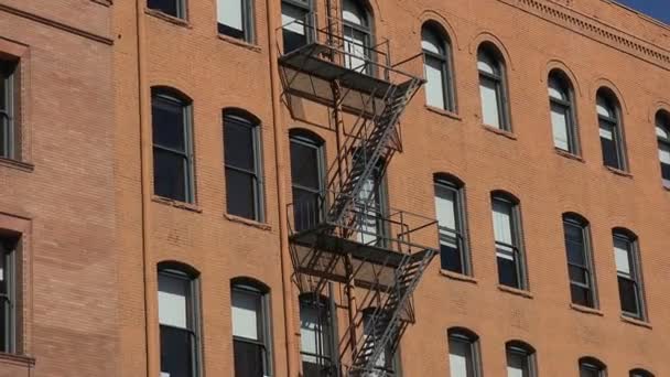 Establecimiento Tiro Ventana Una Escalera Incendios Antiguo Edificio Urbano — Vídeos de Stock