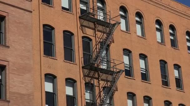 Schuss Aus Fenster Auf Brandflucht Eines Alten Städtischen Gebäudes — Stockvideo