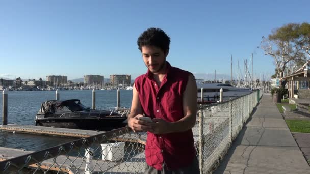 Tânăr Turist Fericit Care Face Selfie Într Port Postează Rețelele — Videoclip de stoc