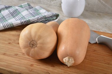 Taze organik butternut squash ahşap kesme tahtası