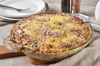 Kithcen tezgahta soğutma bir gurme crustless jambon, peynir ve ıspanak quiche