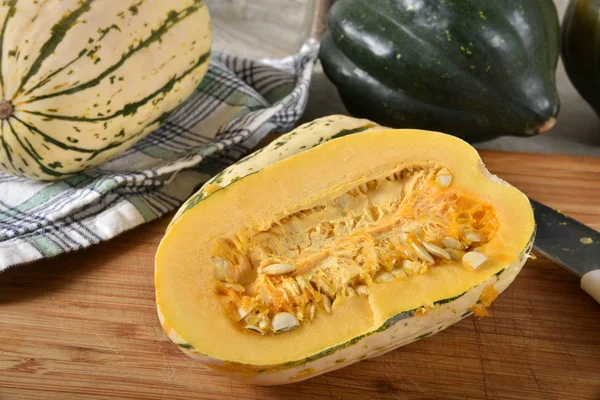 Delicata Squash Hala Içinde Tohum Ile Ikiye Böldüm — Stok fotoğraf