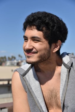 Mutlu bir gülümseyen genç adam bir tropikal tatil sahilde