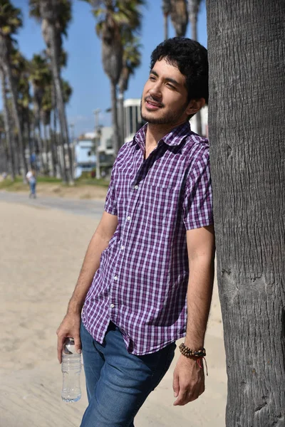 Mutlu bir çok etnik gruptan oluşan genç adam tatil beach Resort.