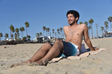 Plaj gülümseyen üzerinde çok etnik gruptan oluşan yakışıklı genç