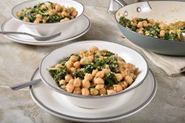 Bir kase ıspanak, lahana, quinoa ve tahin sosu ile sağlıklı kavrulmuş nohut.