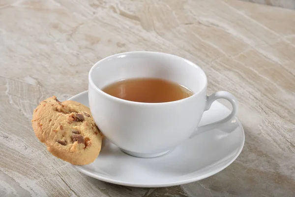 Cup Green Tea Chocolate Chip Shortbread Cookies — Stock Photo, Image