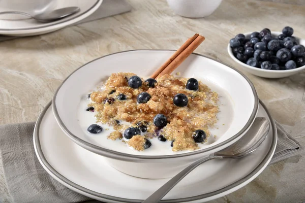 Eine Schüssel Heißes Quinoa Frühstückszerealien Mit Blaubeeren Braunem Zucker Und — Stockfoto