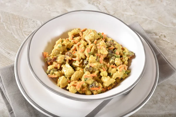 Une Salade Poulet Curry Gastronomique Avec Oignon Vert Noix Cajou — Photo