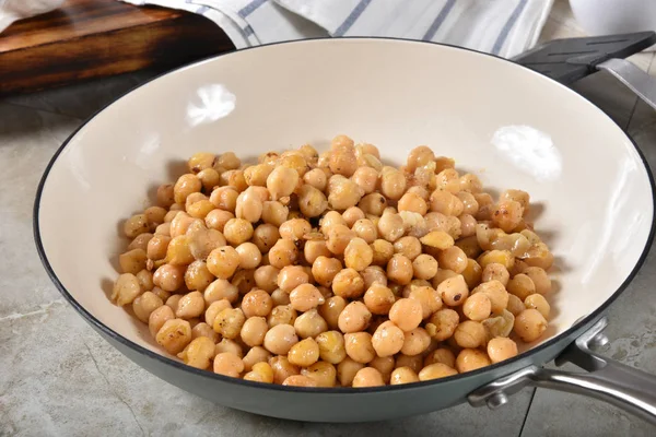 Garbanzos Fritos Una Sartén Hierro Fundido Recubierta Esmalte — Foto de Stock