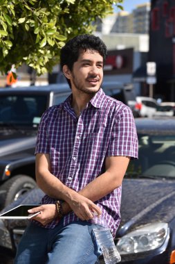 Küçük sahil kasabası uzaktan dikkatle bakarak yakışıklı genç.