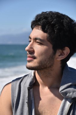 Okyanus, manzarayı bir karanlık complected yakışıklı genç