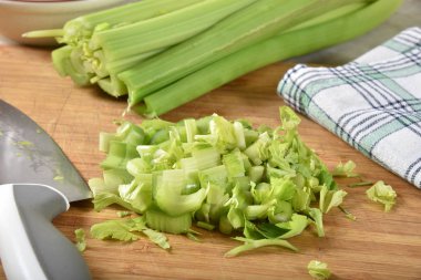 Bir bıçak ile kesme tahtası üzerinde taze doğranmış kereviz