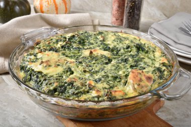 Beyaz peynir ve ricotta peynirli bir ev yapımı crustless ıspanak quiche