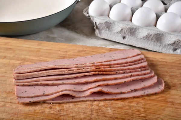 Fette Pancetta Tacchino Cruda Tagliere Con Uova Padella — Foto Stock