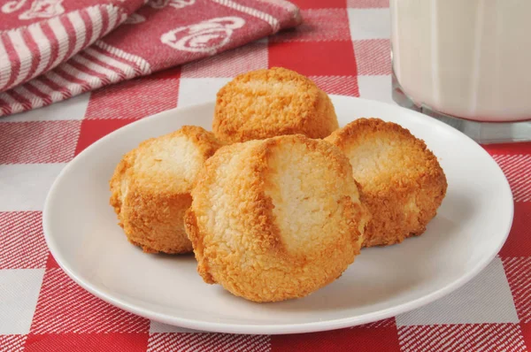 Plate Gourmet Coconut Macaroons Glass Milk — Stock Photo, Image