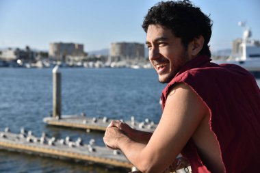 Mutlu, yakışıklı çok etnik gruptan oluşan genç adam tatil beach Resort