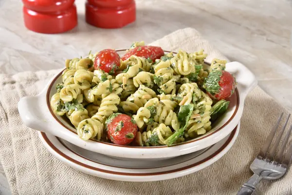 Ensalada Saludable Pesto Espinacas Con Pasta Fusilli Tomates Uva —  Fotos de Stock