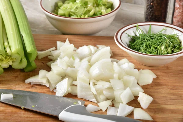 Cebollas Picadas Frescas Una Tabla Cortar Con Cebollino Picado Apio —  Fotos de Stock