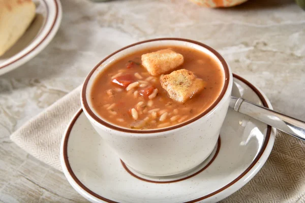 チキンガンボ スープご飯と野菜のカップ — ストック写真