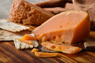 Gurme mimolette peynir kesme tahtası esnaf kraker ile bir dilim