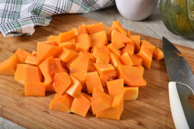 Doğranmış ham organik butternut squash kesme tahtası.