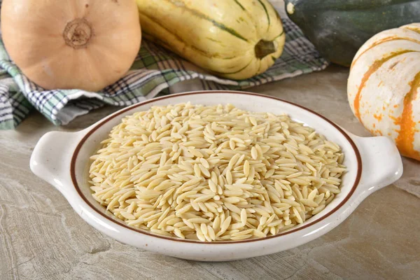 Miskę Makaronu Niegotowane Orzo Różne Winter Squash Tle — Zdjęcie stockowe