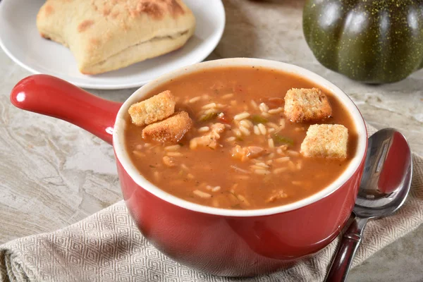 ホット チキンガンボ スープ ライスと野菜を蒸しのカップ — ストック写真