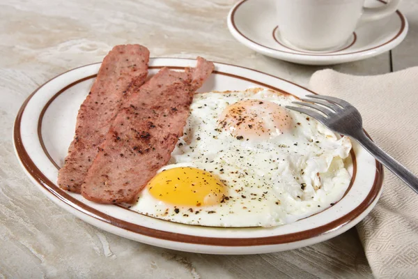 Desayuno Gourmet Con Huevos Fritos Tiras Pavo Ecológico —  Fotos de Stock