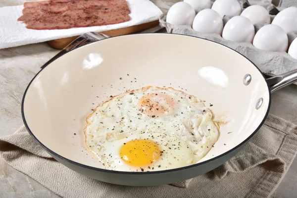 Τηγανιτά Αυγά Μια Κατσαρόλα Τραγανό Λωρίδες Μπέικον Γαλοπούλας — Φωτογραφία Αρχείου