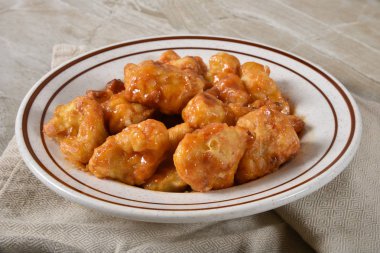 Tempura içinde hırpalanmış ve kung pao sosunda pişirilmiş Karnabahar çiçeği