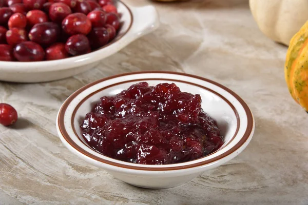 Uma Pequena Tigela Molho Cranberry Com Cranberries Frescas — Fotografia de Stock