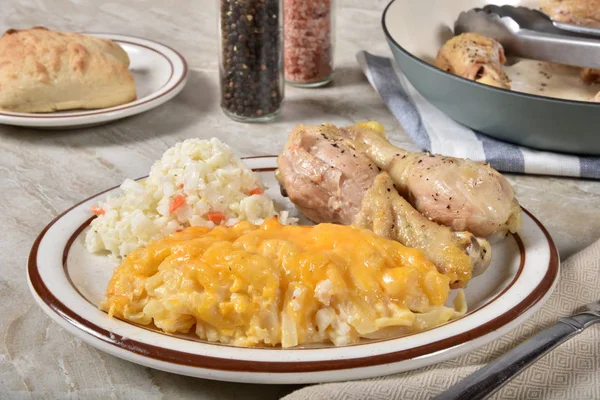 Jantar Frango Frito Caseiro Com Uma Caçarola Batata Queijo Cheddar — Fotografia de Stock