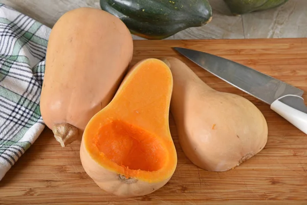 Frisse Ongekookt Butternut Squash Een Snijplank Met Een Keukenmes — Stockfoto