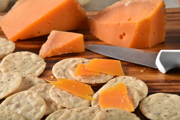 Glutenfreie Reisknacker Mit Gourmet Mimolette Käse — Stockfoto