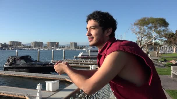 在帆船码头度假时欣赏风景的休闲年轻人 — 图库视频影像