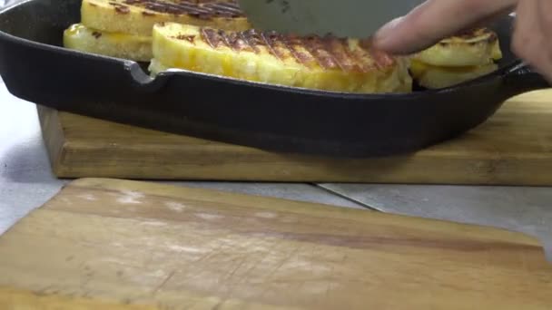 Удаление Свежеприготовленного Сэндвича Сыром Гриле Чугуна — стоковое видео