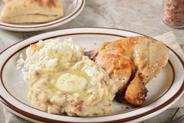 Patates püresi ve akşam yemeği için salata ile kavrulmuş tavuk budu.