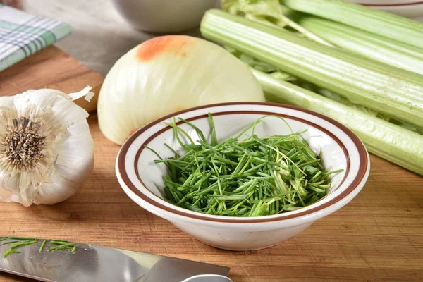 Kereviz Soğan Sarımsak Diğer Pişirme Malzemelerin Bir Kesme Tahtası Üzerine — Stok fotoğraf