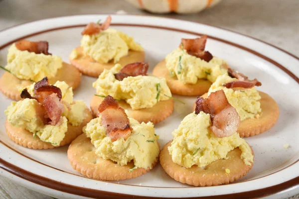 Prato Biscoitos Cobertos Com Pedaços Ovo Bacon — Fotografia de Stock