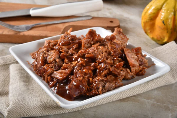 Varkensvlees Met Barbecue Saus Een Kleine Schotel Trok — Stockfoto